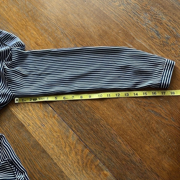 H & M Button-down Blouse V-neck Long Sleeves Size 6 Navy With White Stripes - Picture 11 of 13